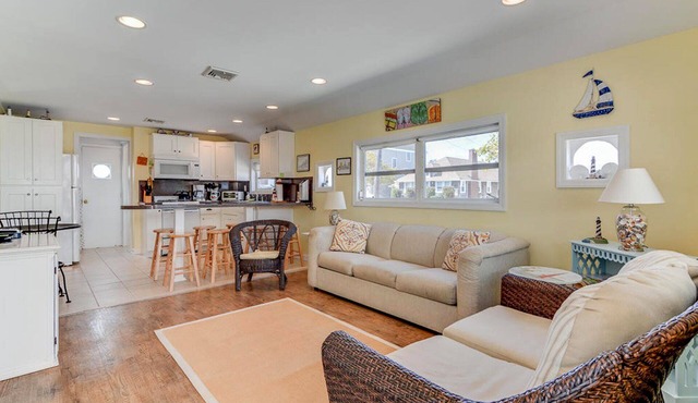 Adorable! 2 Car Parking,Close to Beach & Boardwalk, 4 Badges, WiFi