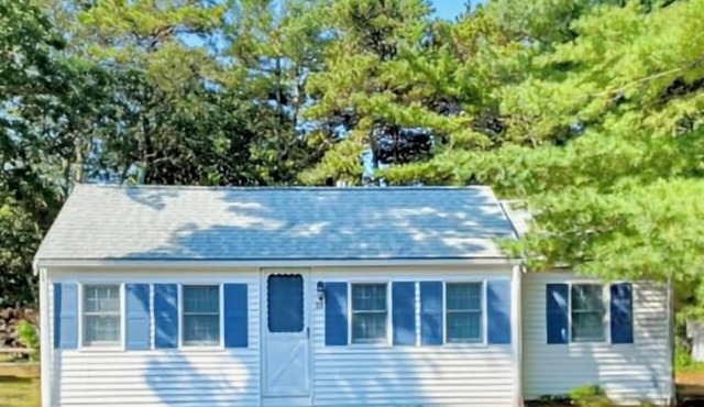 Adorable 2BD Cottage-A/C, Firepit & Outdoor Shower, Just .4 mi to Earle Road Beach!