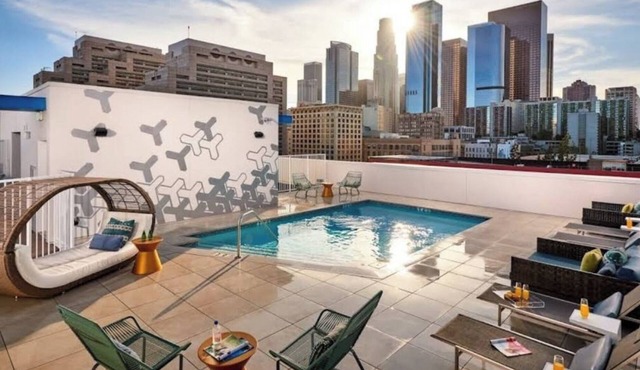 Adorable 2bed Apt with balcony & Rooftop Pool with stunning city skyline vi