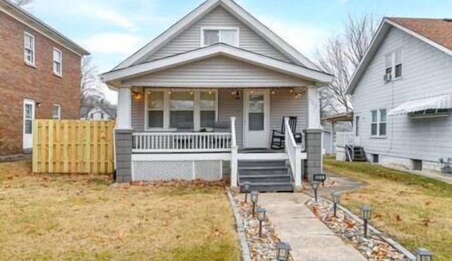 Adorable 2BR Bungalow | John Deere | Vibrant Arena