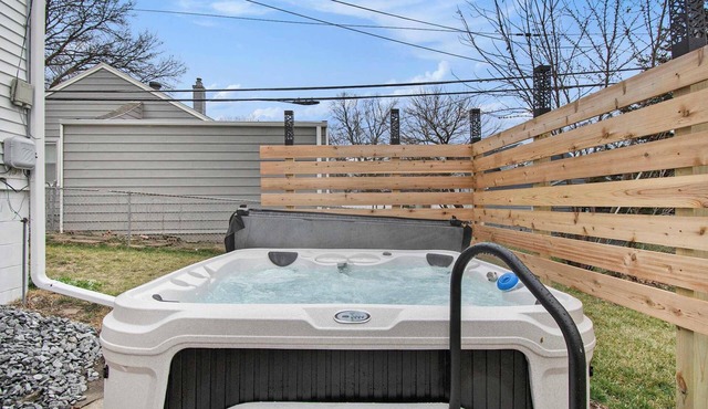 Adorable 2BR, Hot tub & Close to Attractions!