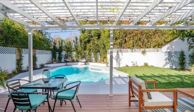 Adorable 3 bdr Home Universal Pool hot tub