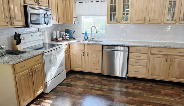 Adorable 3 bed+ 2 bath home @ High Rock Lake