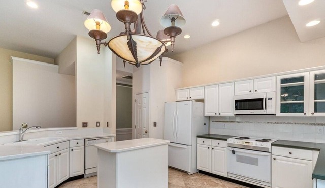 Adorable 3-bedroom apartment