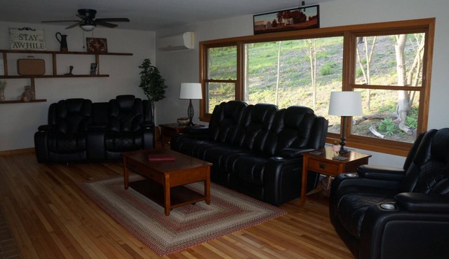 Adorable 3-bedroom bungalow near Lake Onalaska