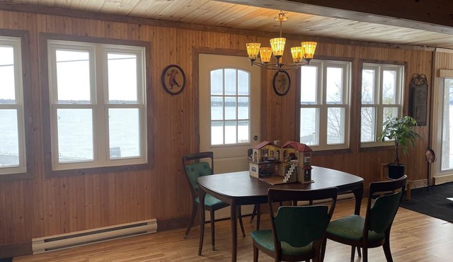 Adorable 3-bedroom cottage with river & forest...!