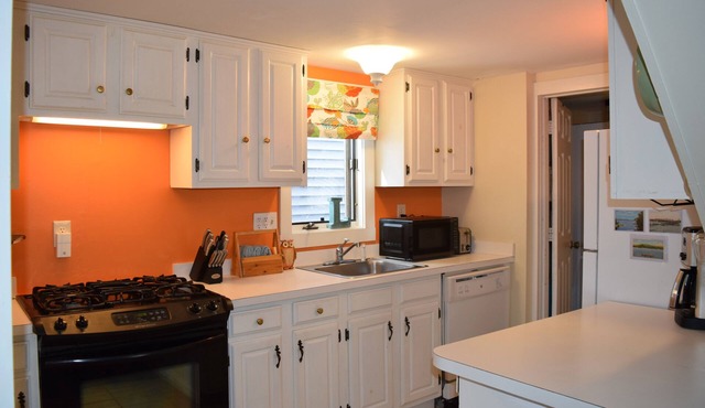 Adorable 3-bedroom cottage in peaceful Newbury perfect for relaxing getaway