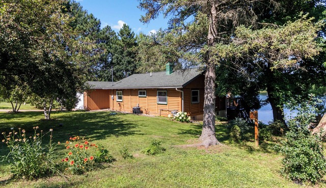 Adorable 3-bedroom cottage in charming Iola