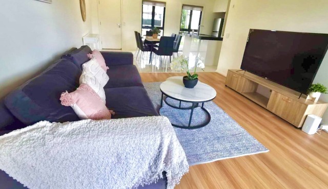 Adorable 3 Br townhouse with wifi & parking