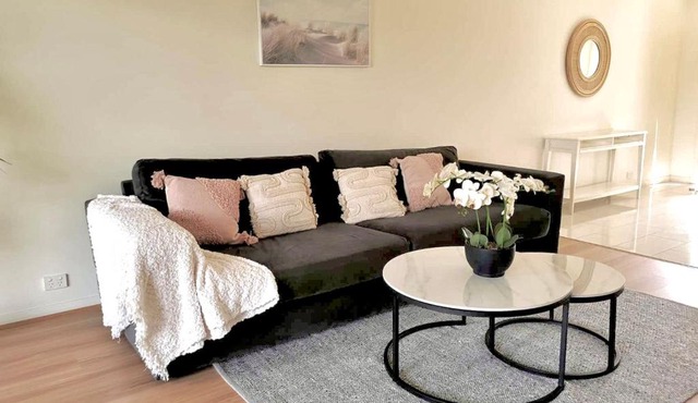 Adorable 3 Br townhouse with wifi & parking