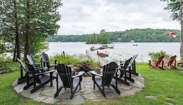 Adorable 3Bed, 2Bath Cottage and Garage Lounge! Grassy Lawns! Kayaks!