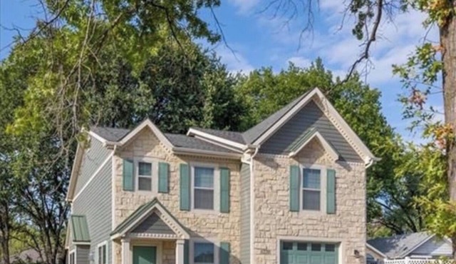 Adorable 4-bedroom/5 bathroom house with AC - 2 blocks from KU Campus!