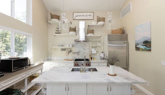 Adorable 4 Bedroom Guest House wPool + Jacuzzi