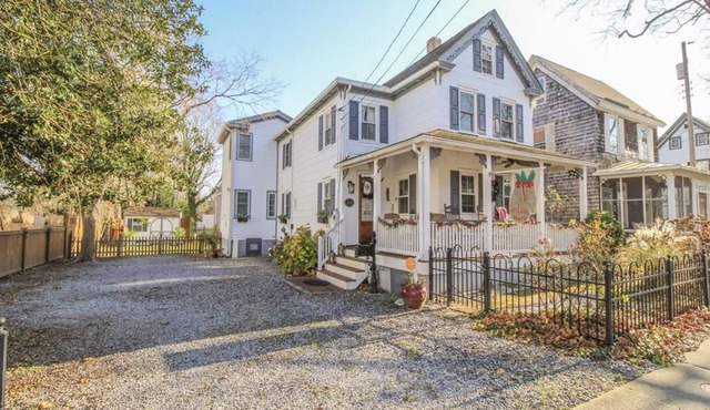 ADORABLE 5 BEDROOM, VICTORIAN GETAWAY - NEWLY RENOVATED- BOOK TODAY!