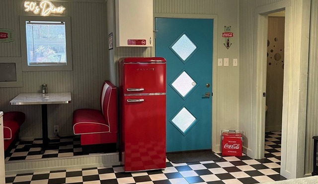 Adorable 50's-themed cabin at River's Edge Campground w/resort amenities. n
