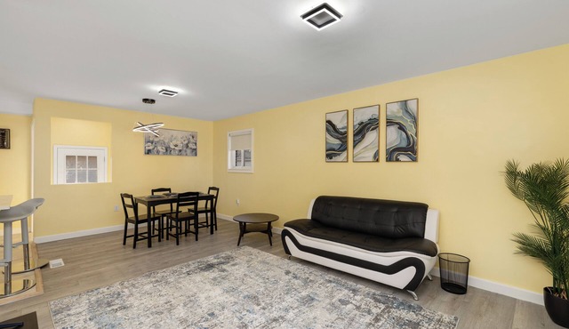 Adorable 6-bedroom house with AC in wonderful Redford