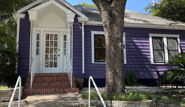 Adorable 6th Street Bungalow - 100+ Five Star Reviews
