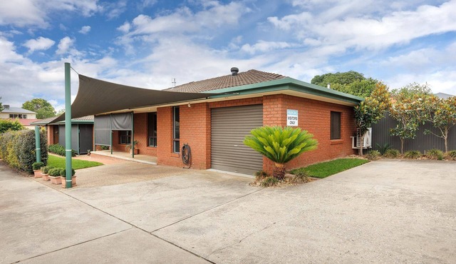 Adorable Abode on Schubach - Fabulous, spacious two bedroom unit close to hospital in East Albury