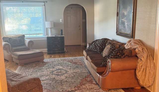Adorable and cozy 3-bedroom house in Van Buren close to everything!