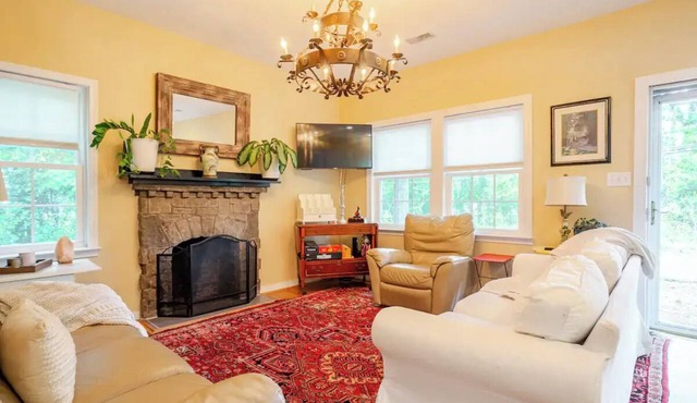 Adorable and Peaceful Cottage Oasis. Convenient and Private.