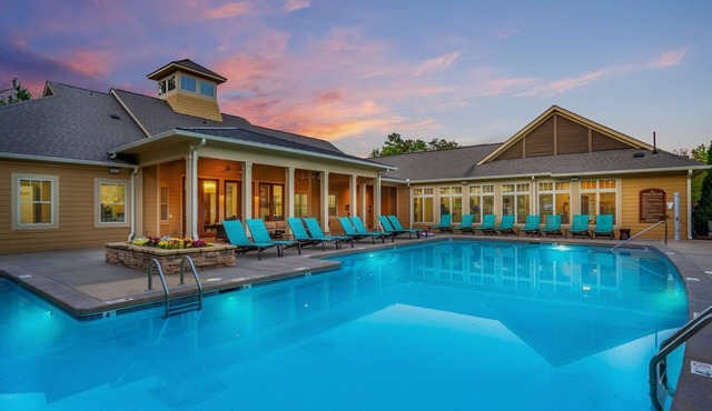 Adorable apartment w/pool view