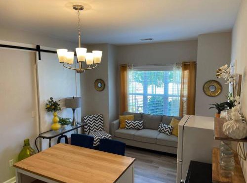 Adorable Apt with Access to Pool and Tennis Courts