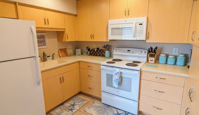 Adorable beach bungalow next to the Ocean