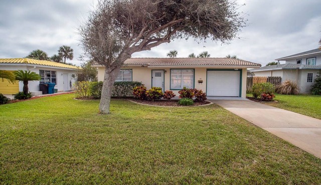 Adorable Beach Bungalow just Steps from the BEACH!