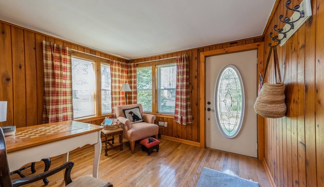 Adorable Beach Cabin just a short stroll from a Beautiful Private Beach! 30 Day Minimum