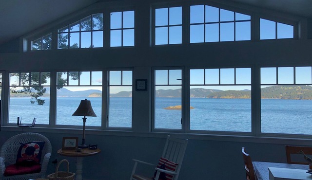 Adorable beach cabin within a few steps to a secluded beach!