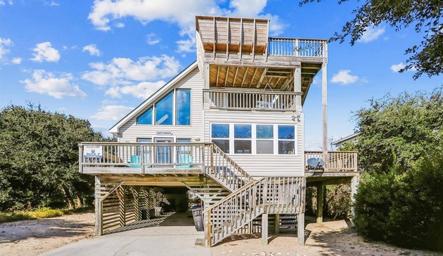 Adorable Beach house in Duck with Hot Tub, Pet friendly. Roof top deck!
