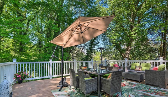 Adorable Beach Cottage w/ Hot Tub & Tropical Bar!