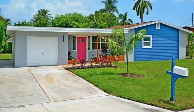 Adorable Beach Side House- short walk to beach
