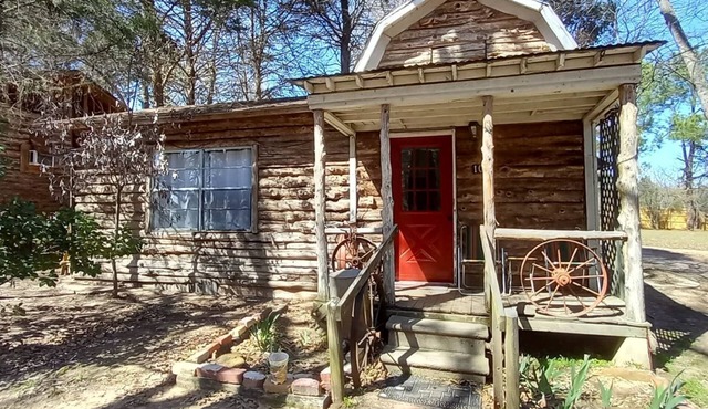 ADORABLE BOHO CABIN JUST RENOVATED & ONLY 2 MILES TO TRADE DAYS