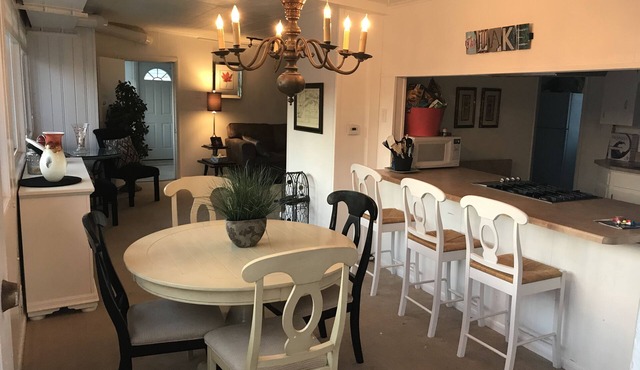 Adorable Buckeye Lake Cottage Sleeps 10