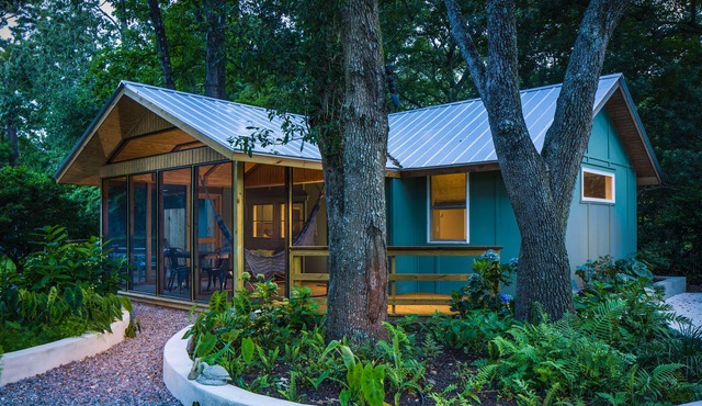 Adorable bungalow close to downtown and Folly Beach! Park Pass Included!