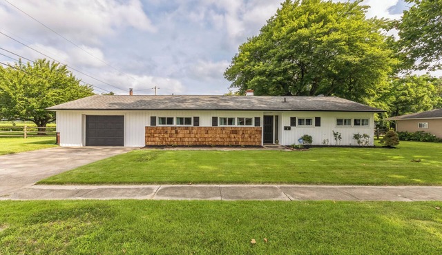 Adorable bungalow fully furnished - month to month rental.