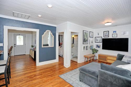 Adorable Bungalow Near City Marina & Tybee Beach
