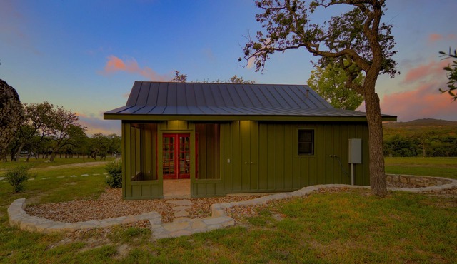 Adorable Cabin in Boerne! sleeps 2, short trip to Luckenbach & Fredericksburg