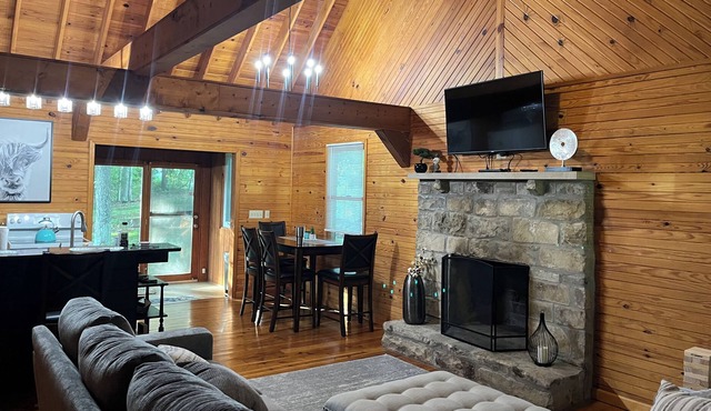 Adorable cabin located minutes from Lake Cumberland and downtown Somerset!