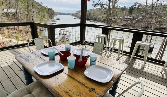 Adorable Cabin on Smith Lake in AL. Beautiful views and comfy living for you!