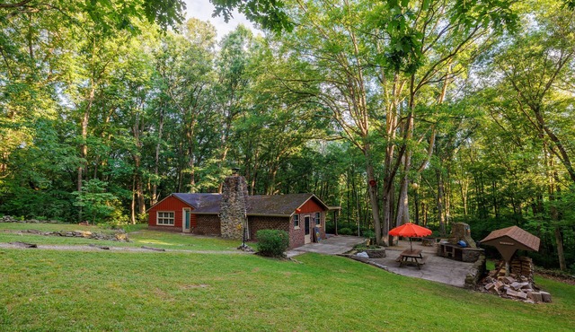 Adorable cabin with WiFi in charming Sherrodsville