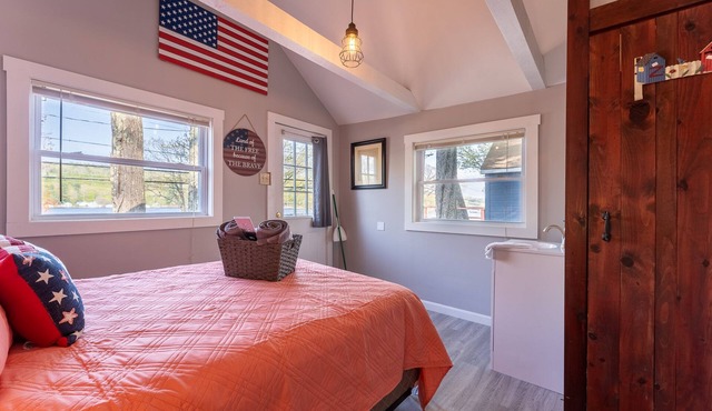 Adorable Cabin with stunning lake views & Now featuring AC Wi-FI and TV access