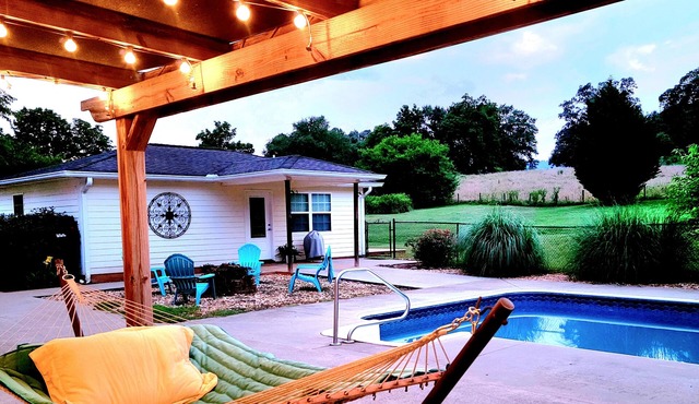 Adorable & Centrally Located Guest Cottage with Pool Access