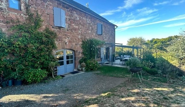 Adorable character house sleeps 8/9 with no neighbors