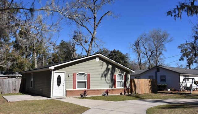 Adorable coastal home right downtown!