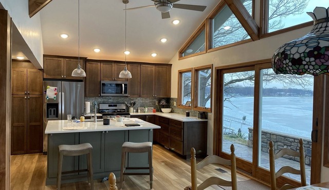 Adorable Coldwater Lake Cottage with Steller Views!