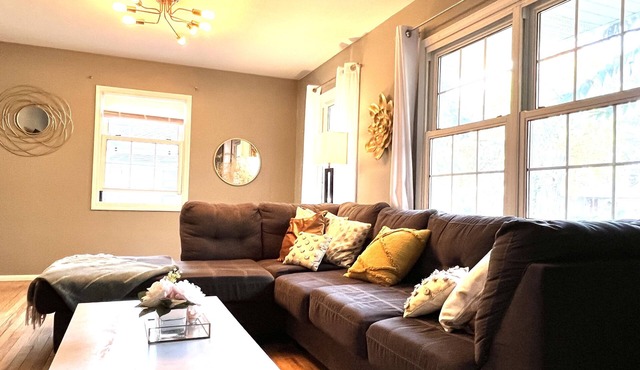 Adorable Comfy 4Bd3Ba Cottage walk to Purdue with Game Arcade + Ping Pong Table!