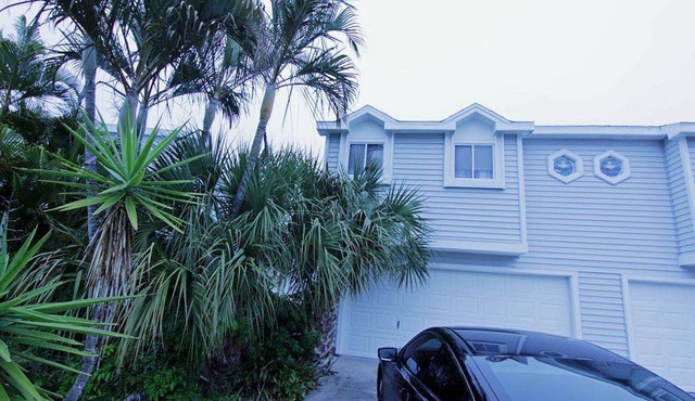 Adorable Condo- 5 miles from Awesome Honey Moon Island! Upscale neighborhood!