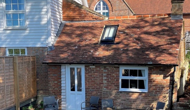 Adorable cosy country cottage in beautiful English Countryside